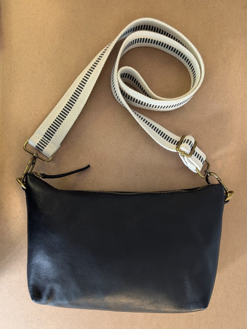 Madewell The Leather Caribiner Crossbody Sling Bag, Black Leather Purse - Picture 3 of 15